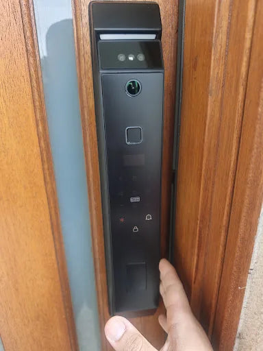 Front-door smart lock photo shared by Thanh Dang with his Google review