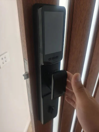 Garage-door smart lock photo shared by Thanh Dang with his Google review